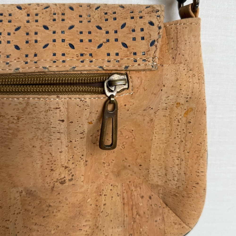 BriLi Joi Cork Crossbody Bag with Navy Blue Accents - Excellent Condition - Picture 9 of 10